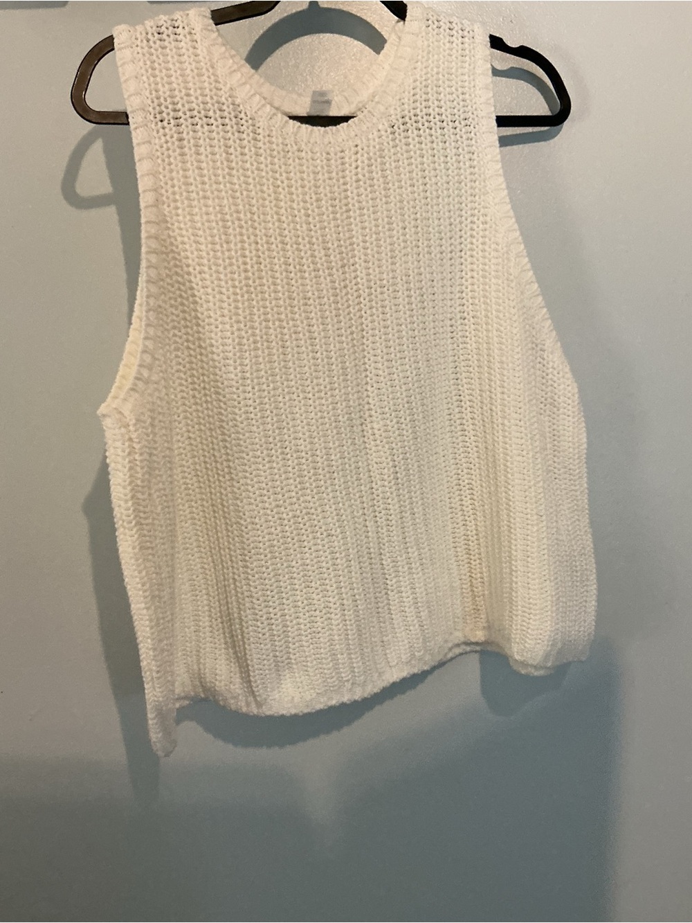 Women's Sleeveless cable knit sweater
